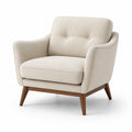 Sillón de tela beige con estructura de madera de nogal